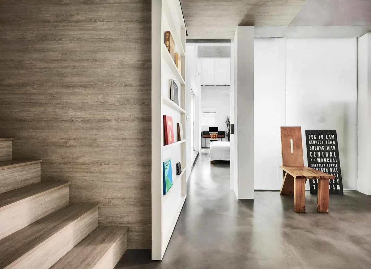 一扇雾面玻璃将主卧室隔开。这既是推门又是小书架的木门是神来之笔。