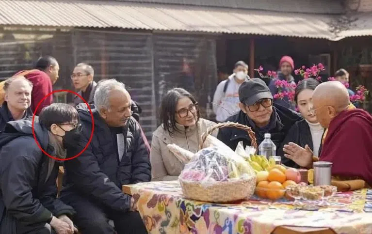 利智（红圈处）专心听讲。（互联网）