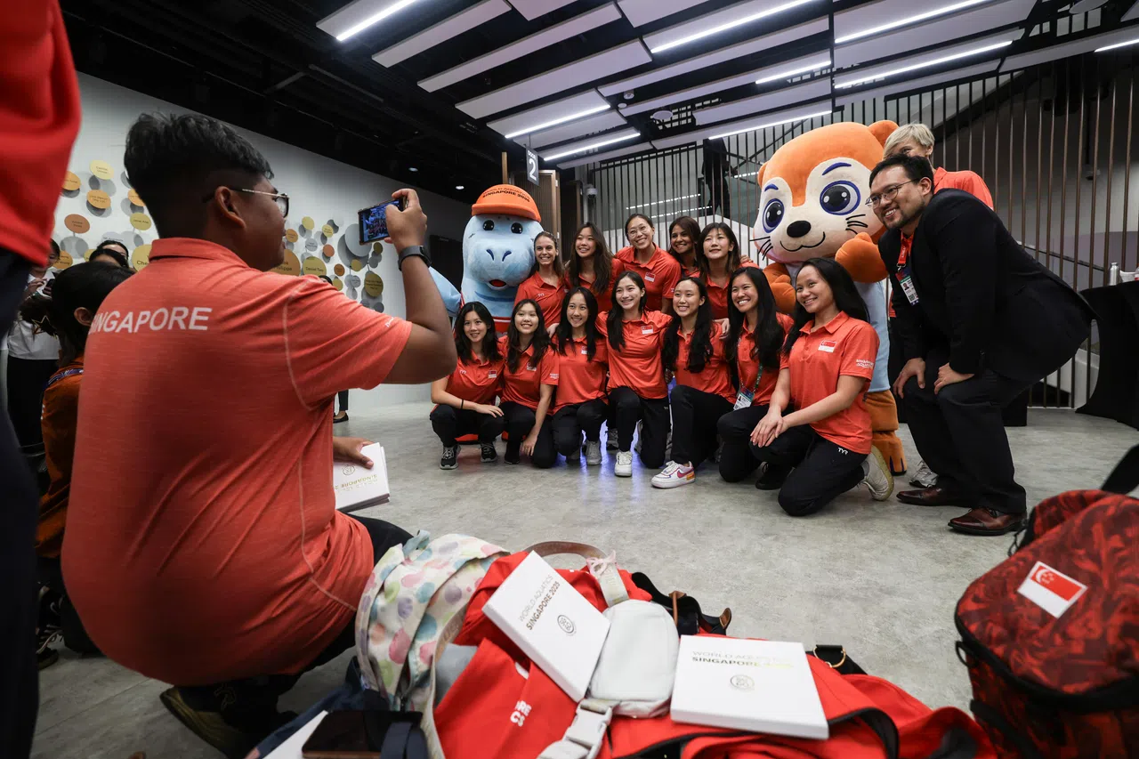 开幕式结束后，我国花样游泳队和新加坡泳联会长吴多泉（右一）与本届新加坡世锦赛吉祥物合影留念。（关俊威摄）