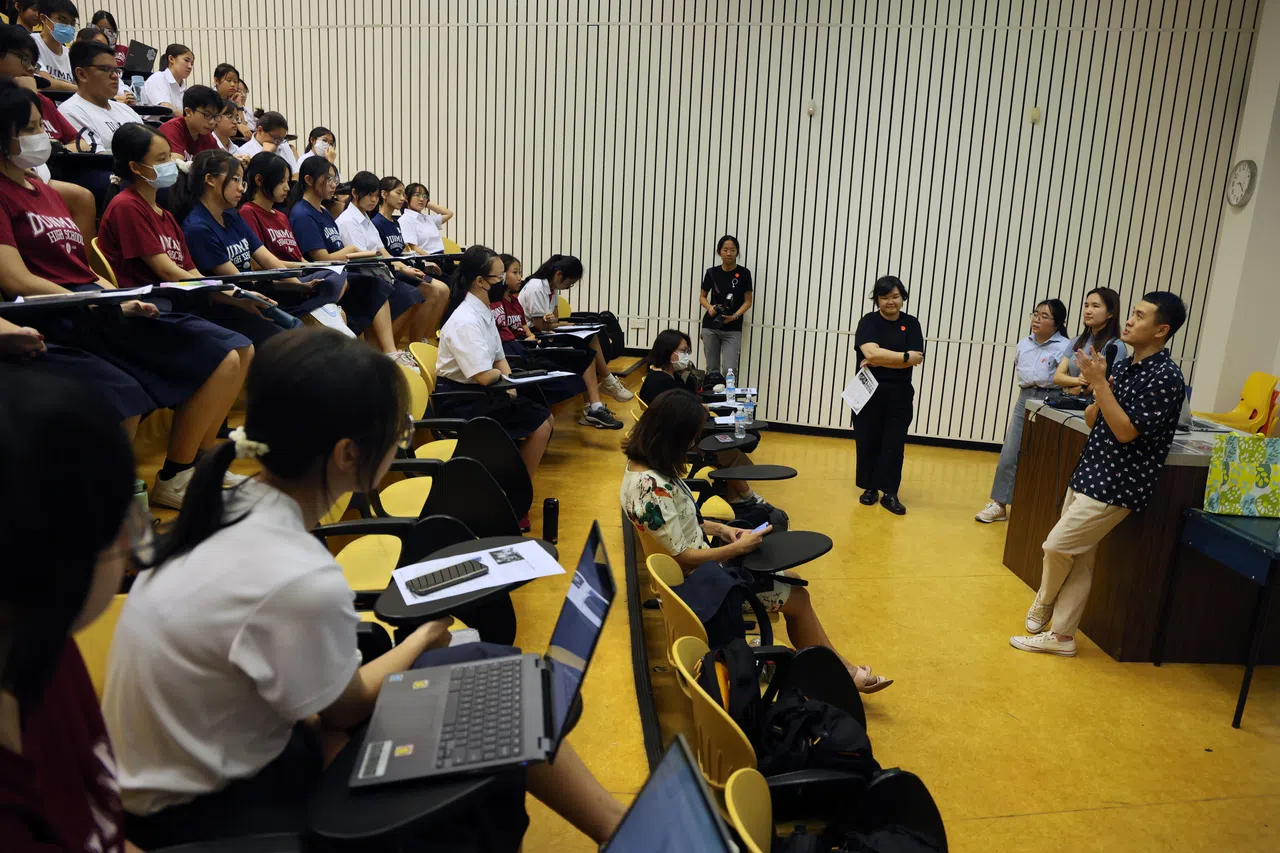 一个半小时的讲座结束后，学生意犹未尽，纷纷提问，字食族团队一一解答。（龙国雄摄）