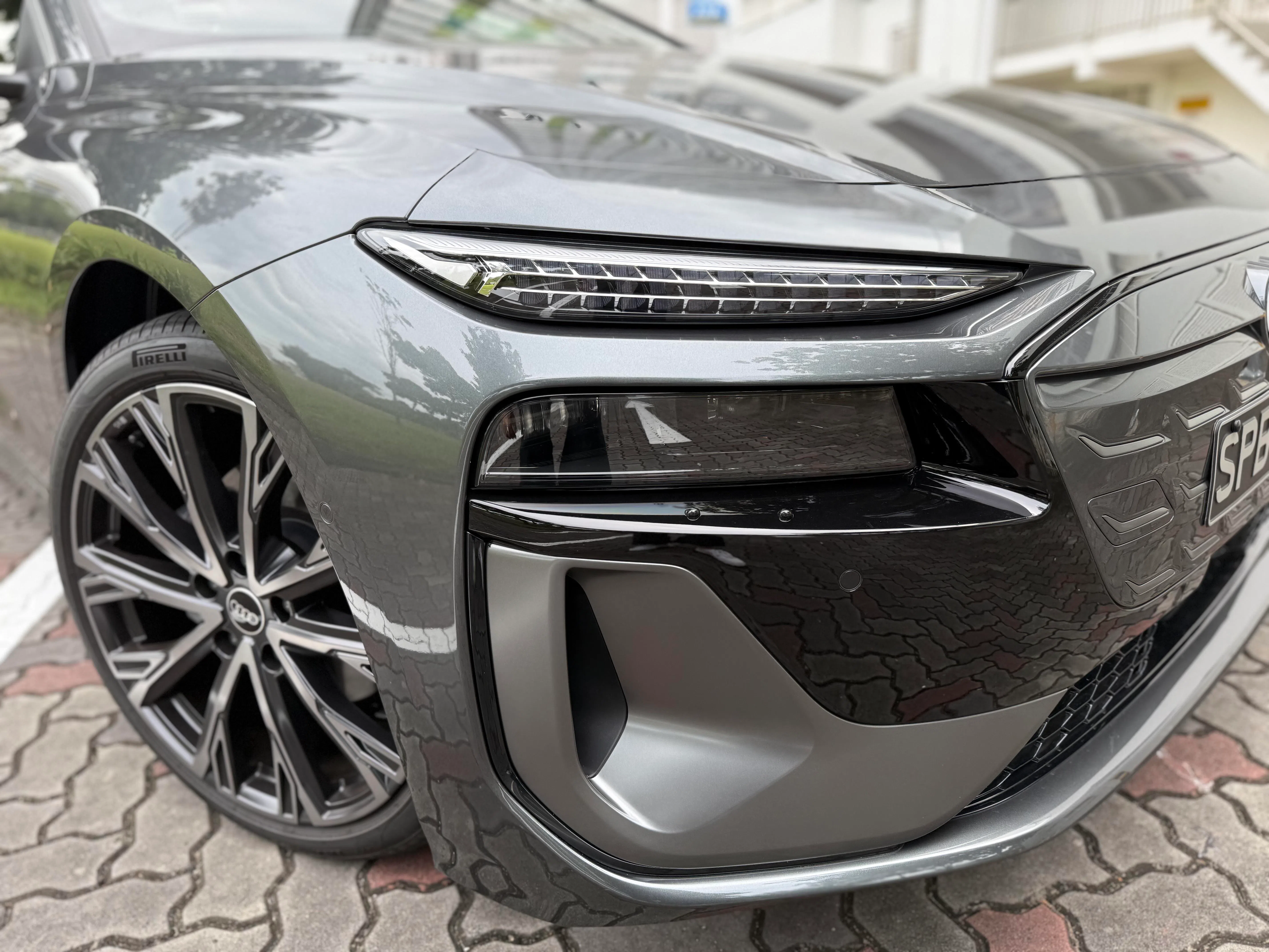 奥迪A6 Sportback e-tron设计更锐利，整张前脸呈现冷静而强烈的凝视感。（吴庆康摄）