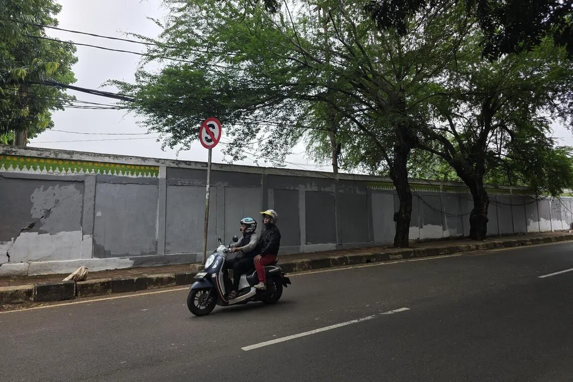 《联合早报》9月再度走访科多亚南区时，政府已取消建造板式网球馆的决定，操场外墙上的涂鸦也被粉刷干净。（蓝云舟摄）