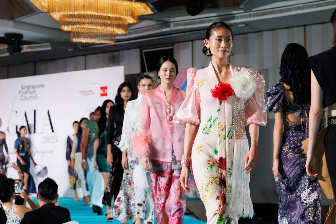 “新加坡故事”今年的主题是“重新想象卡峇雅”（Kebaya Re-imagined），共有30多件决赛作品让现场宾客投票。（新加坡时尚协会提供）