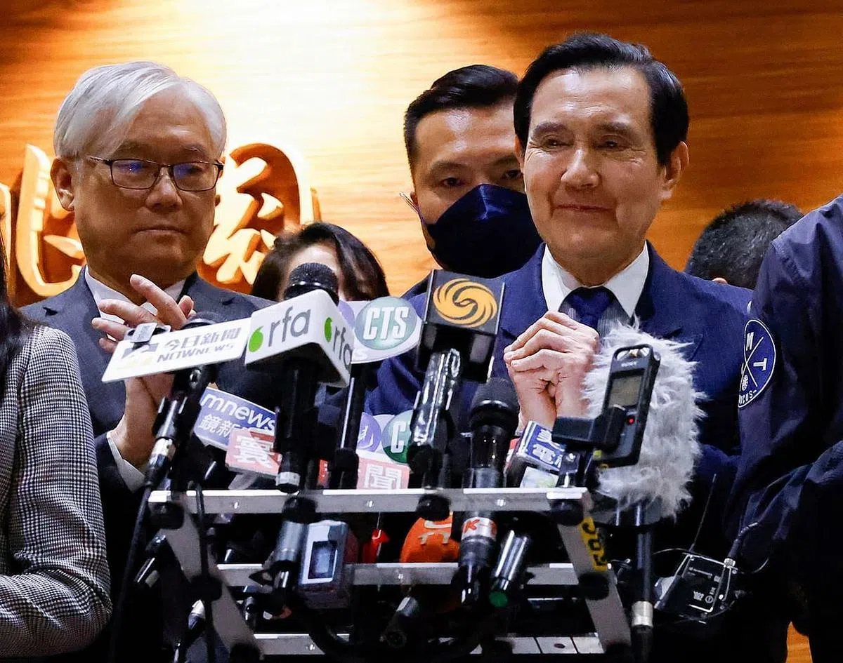 台湾前总统马英九（右）星期五结束大陆行返抵桃园机场，国民党副主席夏立言（左）等人前往接机。（路透社）