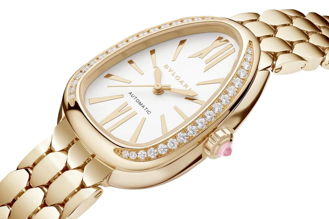 Serpenti Seduttori鎏光蛇影与Tubogas新作，首次搭载宝格丽自主研发的BVS100 Lady Solotempo自动上链机芯。（宝格丽提供）