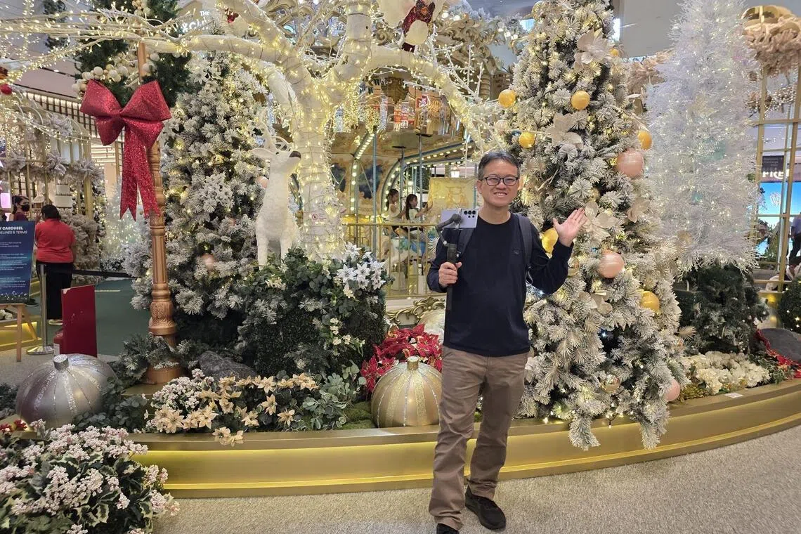 数学教师叶小明星期五乘坐新山出发的电动列车首发列车，中午在吉隆坡的敦拉萨国际贸易中心商场（The Exchange TRX）欣赏圣诞装饰，当晚已返回新加坡家中。（受访者提供）