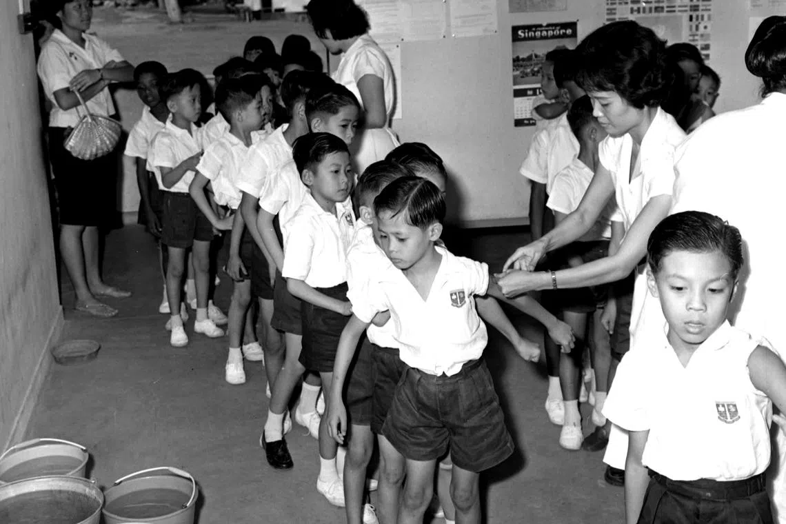 1963年，护士到学校替小学生打霍乱预防针，随着环境卫生的改进以及疫苗普及，霍乱渐渐绝迹狮城。（档案照）