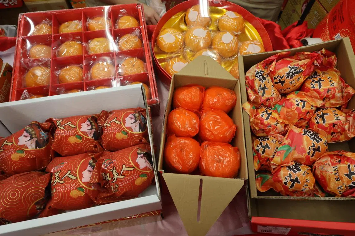年柑品种多，售价按产地、品种、大小与包装数量而定，每箱介于9元8角至40元9角5分不等。（梁麒麟摄）