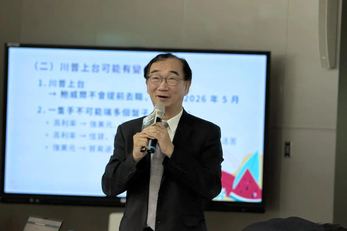 台湾中华经济研究院副院长王健全星期二（11月19日）在研讨会上指出， 中国大陆面临内需市场萎缩，未来势必会加大电动车、 锂电池和太阳能电池等产品出口， 将对全球产生中国冲击2.0（China shock 2.0），可能持续三到五年，甚至更长的时间。（缪宗翰摄）