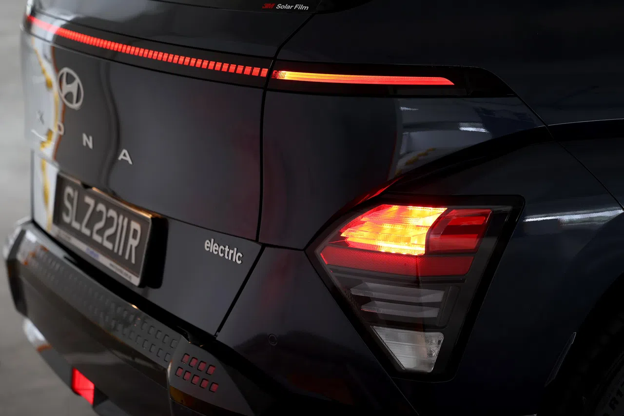 贯穿式红色尾灯条有方块像素的点阵灯效。（龙国雄摄）