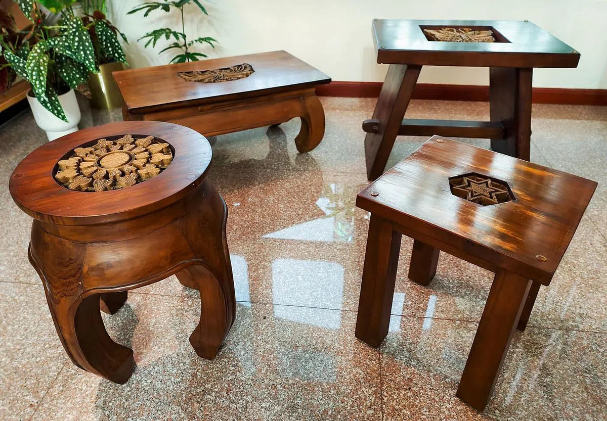 陈安顺将印模嵌入家具。