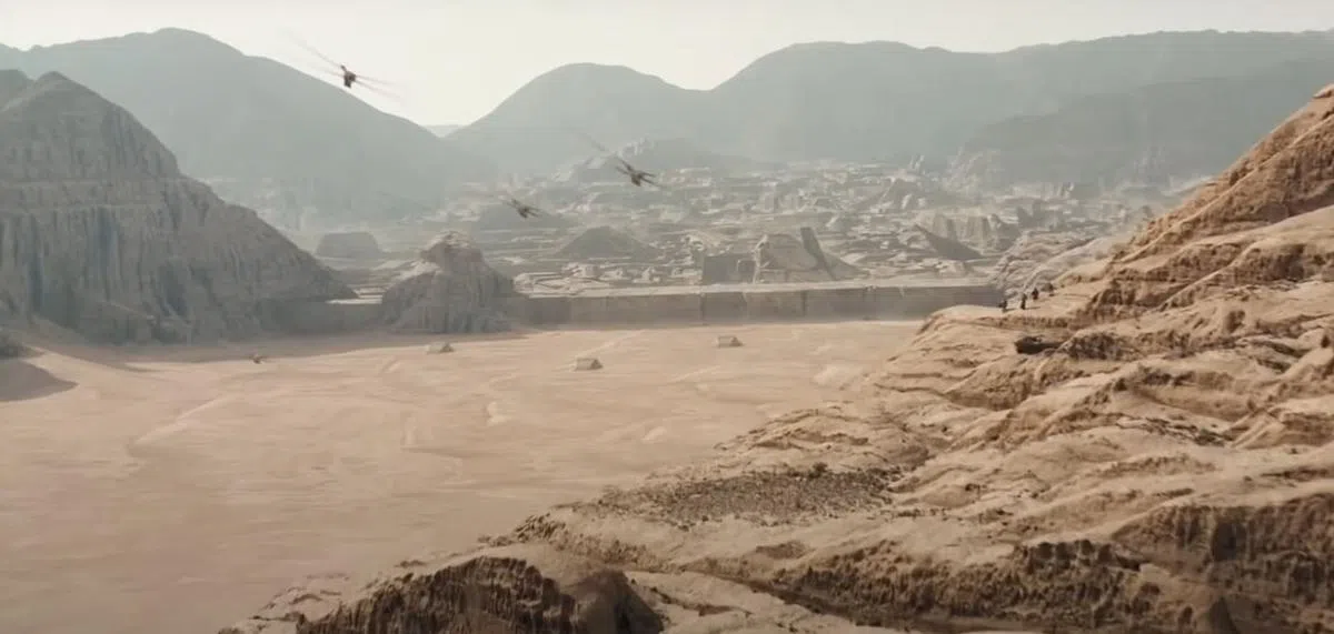 飞行器飞越沙漠，角色们在驾驶飞行器时身上的光线也是细节之一。（照片/电影预告截图）