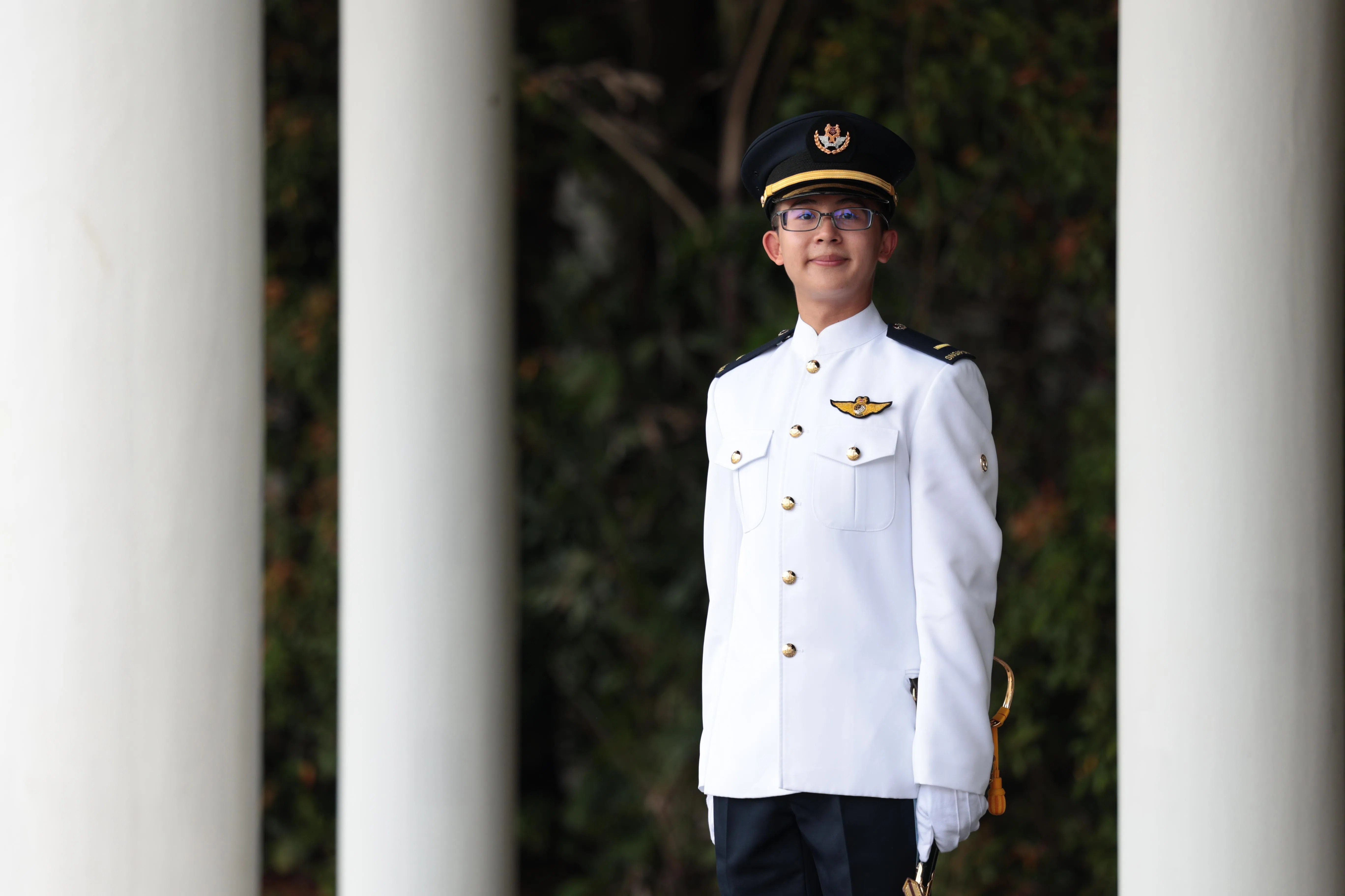 完成见习军官课程的国民服役人员谢亦涛是本届功勋之剑（Sword of Merit）的得主之一。虽然从小在海外生活13年，服过兵役的父亲从小告诉儿子，他总有一天也得回到新加坡服兵役。（梁麒麟摄）