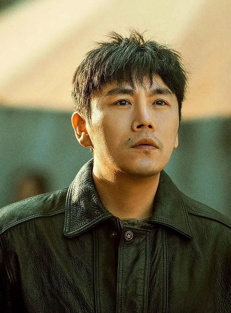 秦昊透过细腻的眼神，让观众感受到角色的情绪变化。（互联网）