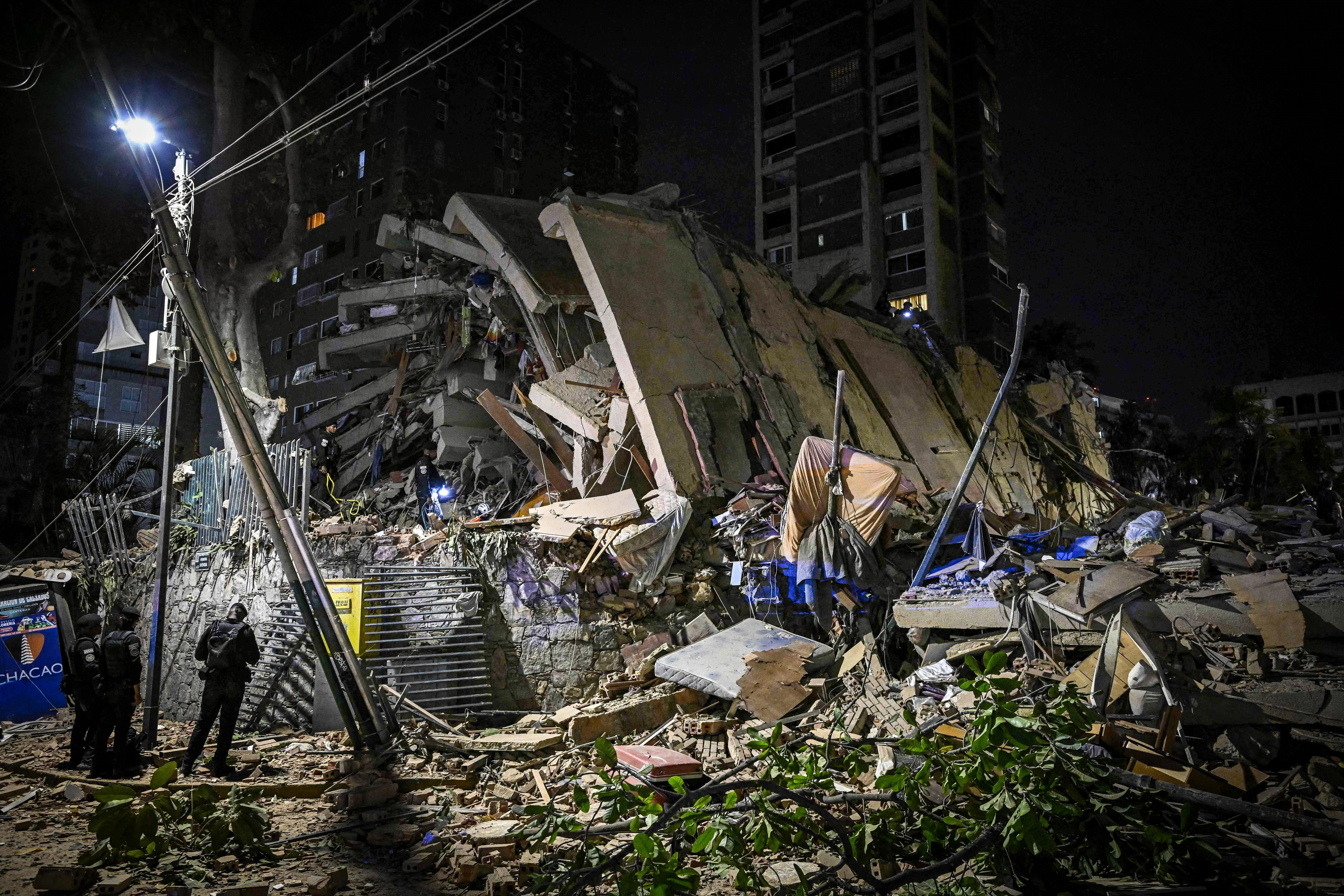 地震威力特别强大，委内瑞拉首都加拉加斯许多建筑物被毁，一些建筑物完全坍塌。（法新社）
