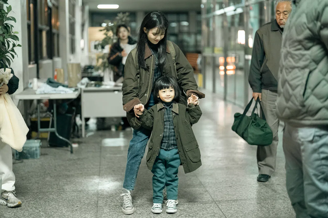 不同时期的“梁金明”同框。（Netflix提供）