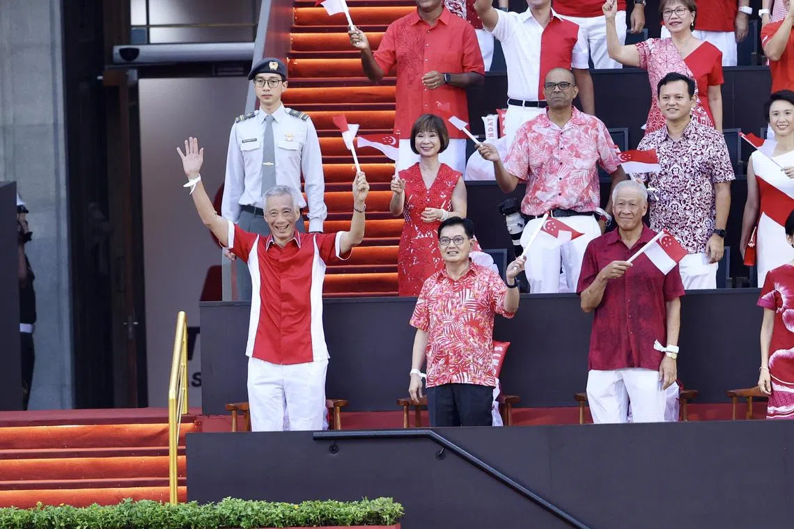 国务资政李显龙一出现，全体议员和政务官起立致意。（郑一鸣摄）