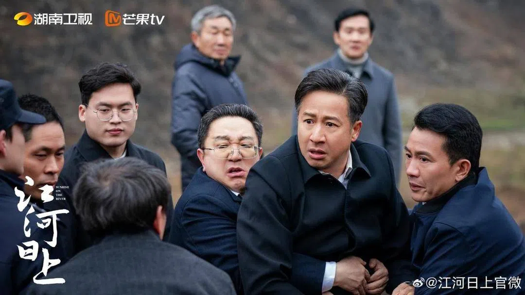 在《江河日上》中，市委书记张国强（前排右二）和市长李强（前排右一）面对环保案件带来的冲突。（互联网）