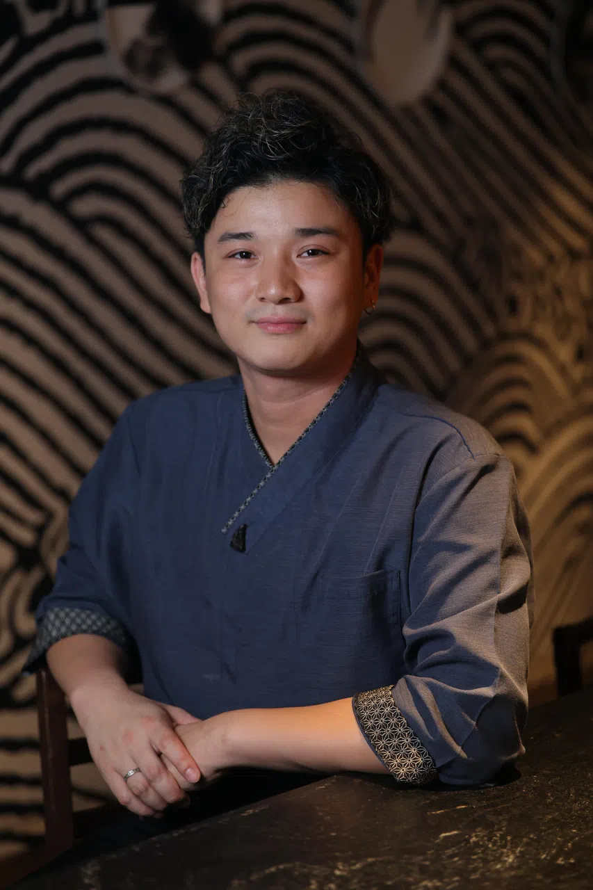 日式餐馆 Morita Unigoro主厨大辉说，小时候每年的夏天，母亲会用紫苏叶熬煮饮料，那种清新的味道，是他夏天最深刻的记忆。（龙国雄摄）