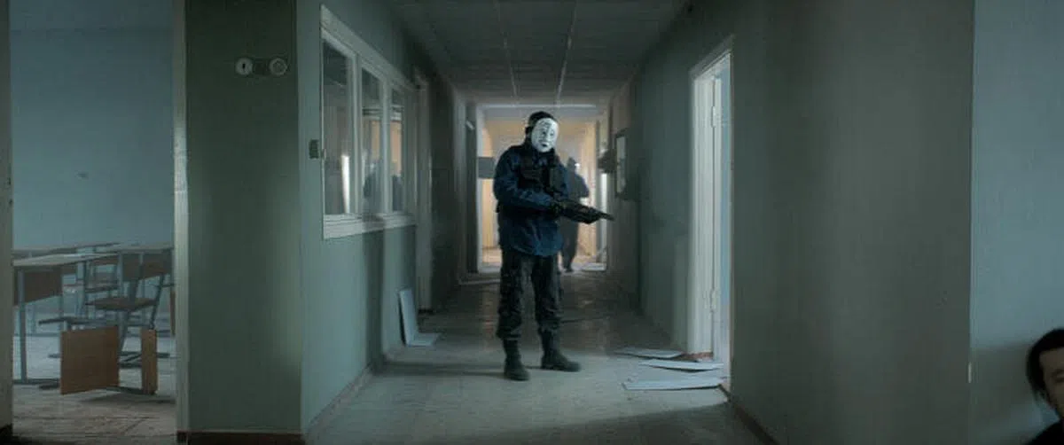 《袭击》刻画几名持枪蒙面人闯入哈萨克农村学校挟持学生的故事。（2022SGIFF提供）