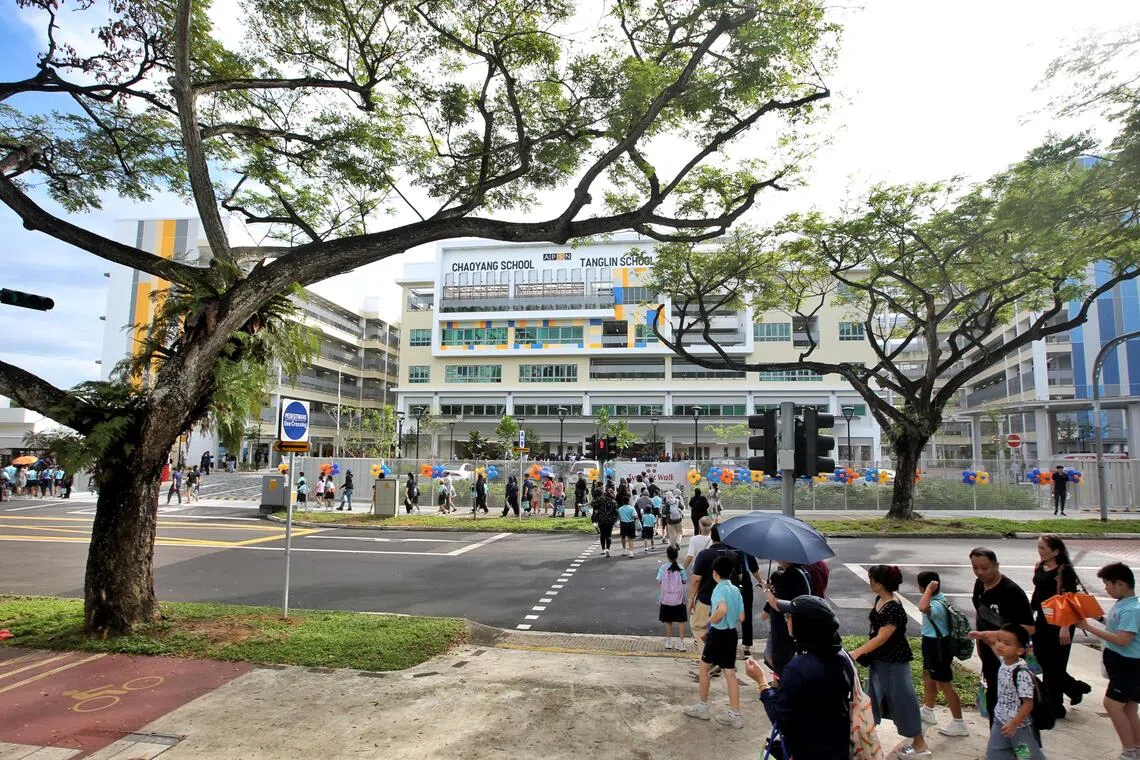 朝阳和东陵两校的师生与家长从朝阳现址出发，步行到附近的新校舍，象征乔迁“新家”。（特约陈福洲摄）