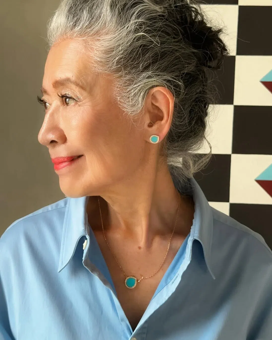 将银发梳成高髻造型，优雅淡定中流露岁月沉淀的美。（取自社媒）