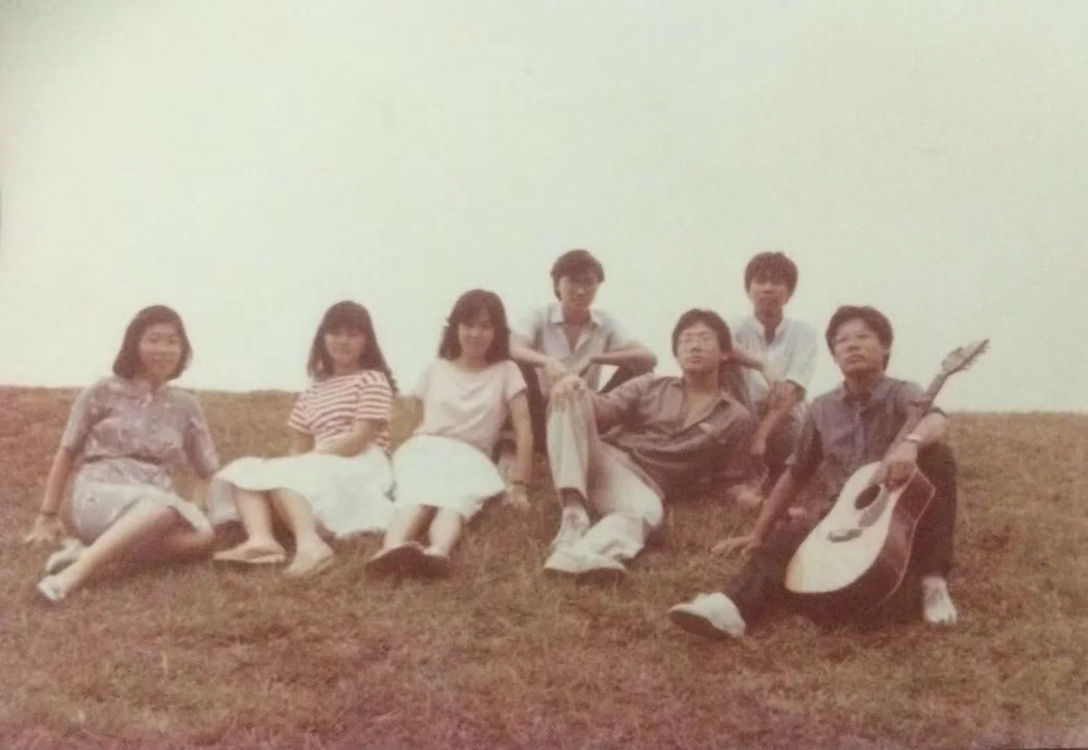 “地下铁”组合成立之初，成员黄𬤝贞（左起）、罗碧玉、赵美云、刘瑞政、许裕福、陈佳明、巫启贤，当年在裕廊初级学院水池边合影。（创时代提供）