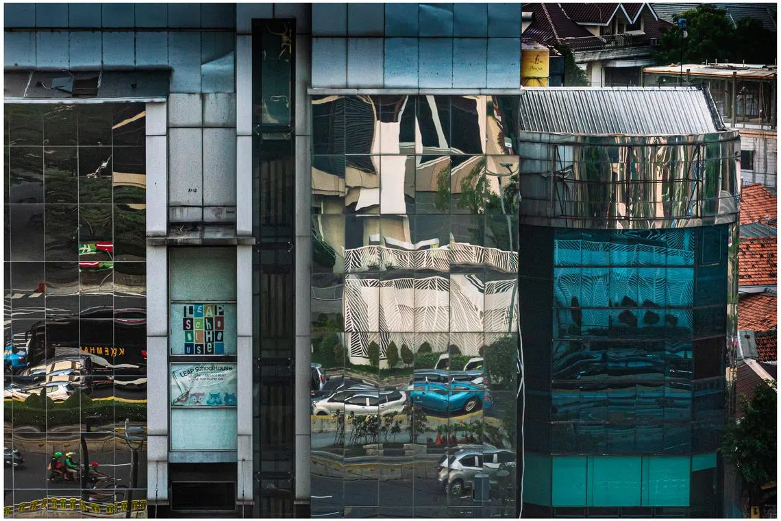 玻璃幕墙的倒影，老旧与现代并存。（姚耀光摄）