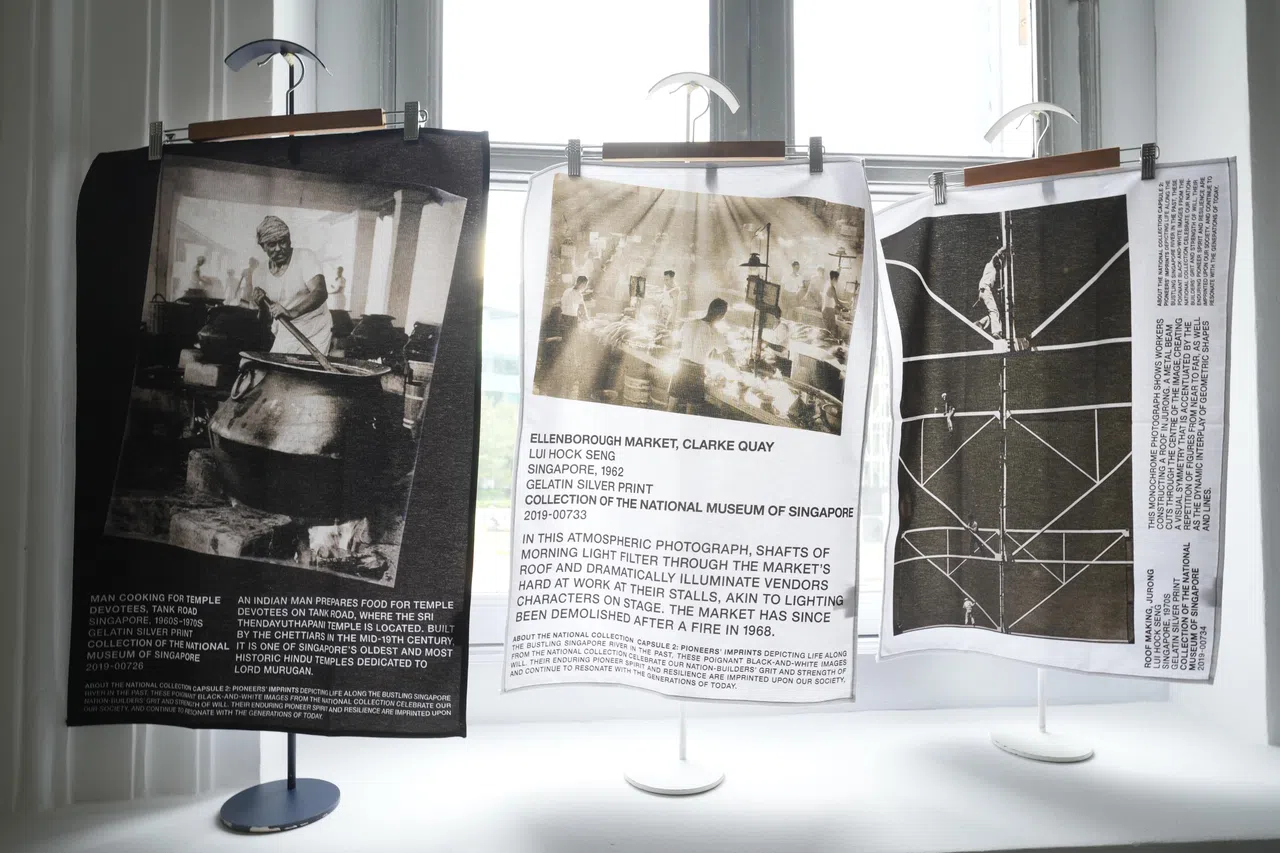 阳光穿透，使《潮州巴刹》上的光束更显戏剧性，洋溢圣洁之光，仿佛在礼赞雷福胜的杰作。其他两件茶巾图也取自雷之作品。（谢智扬摄）