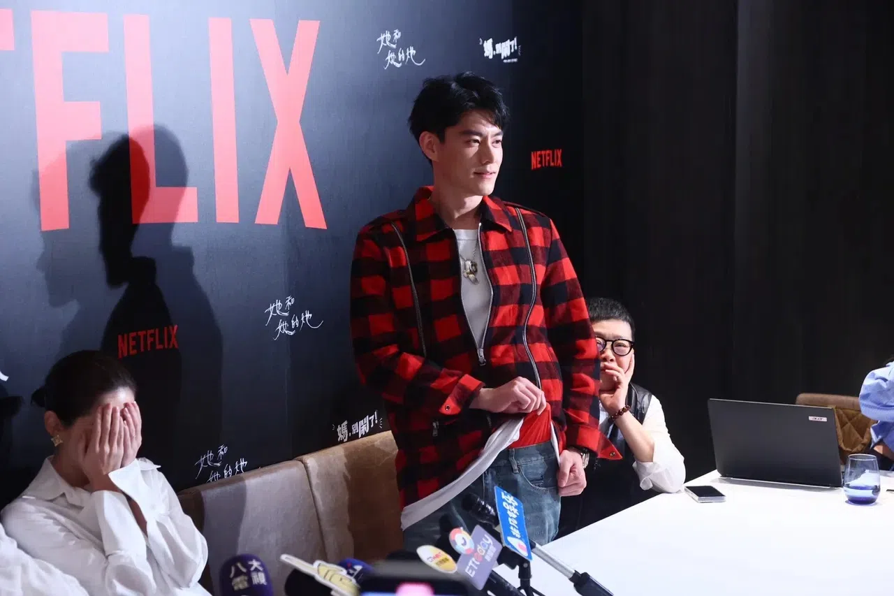 李程彬当众秀红色内裤，许玮宁（左）害羞遮脸。（互联网）