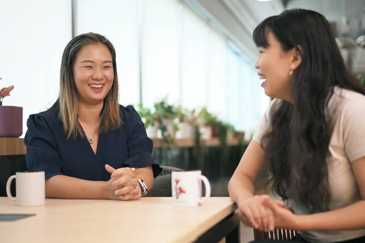 每个月最后一个星期五放假，周静娴（左）相信四天工作制能让员工提高协作和效率。（卞和 摄）