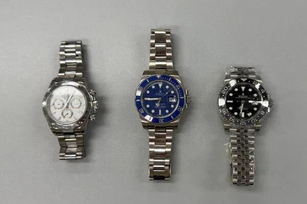 警方从男子身手起回三只总值约9万元的劳力士名表。（警方提供）