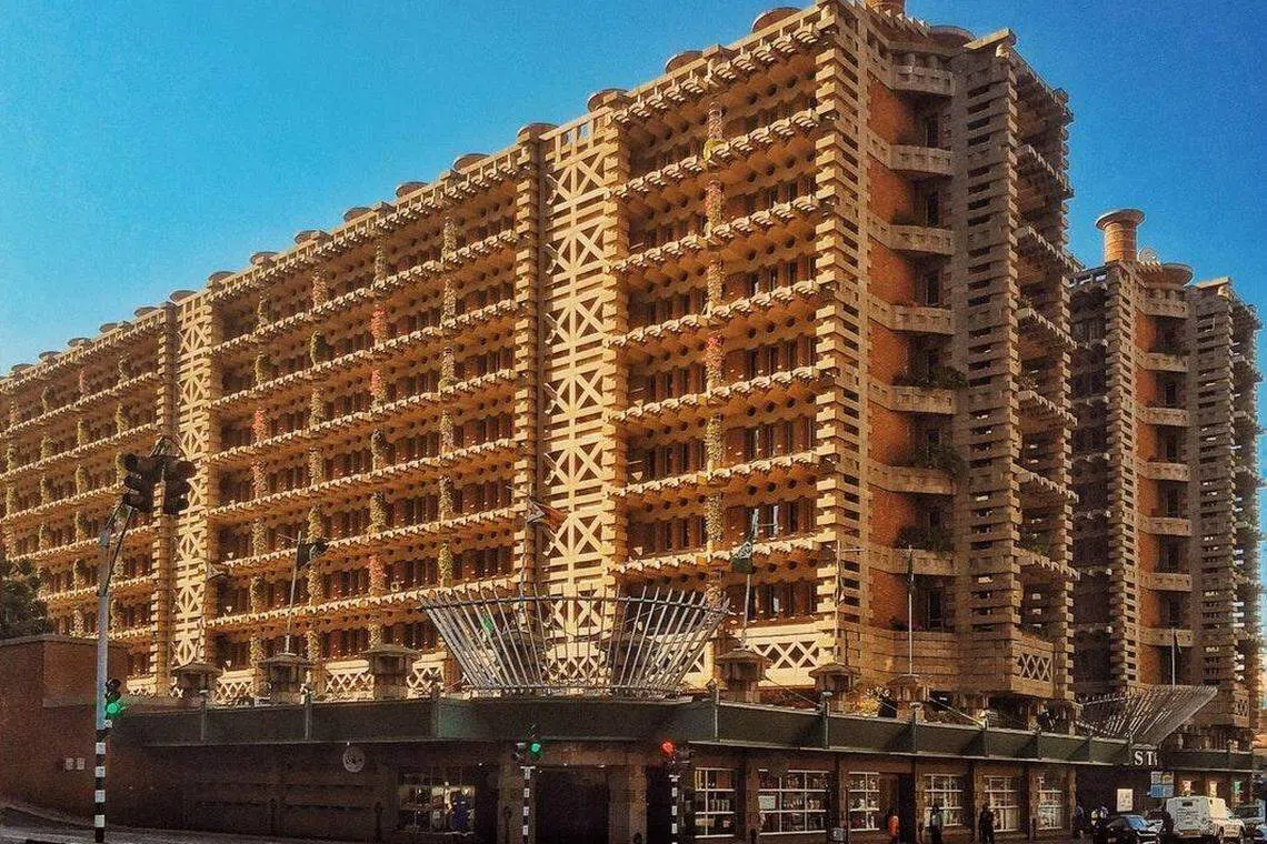 津巴布韦的Eastgate Centre商场办公大楼从白蚁丘汲取设计灵感，打造出自然通风的现代建筑。（互联网）