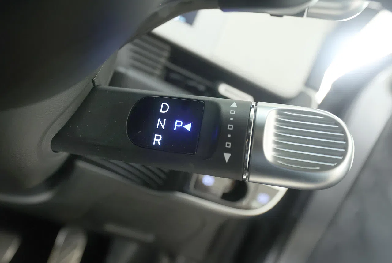 方向盘后面有换挡杆，位置特别。（邬福梁摄）