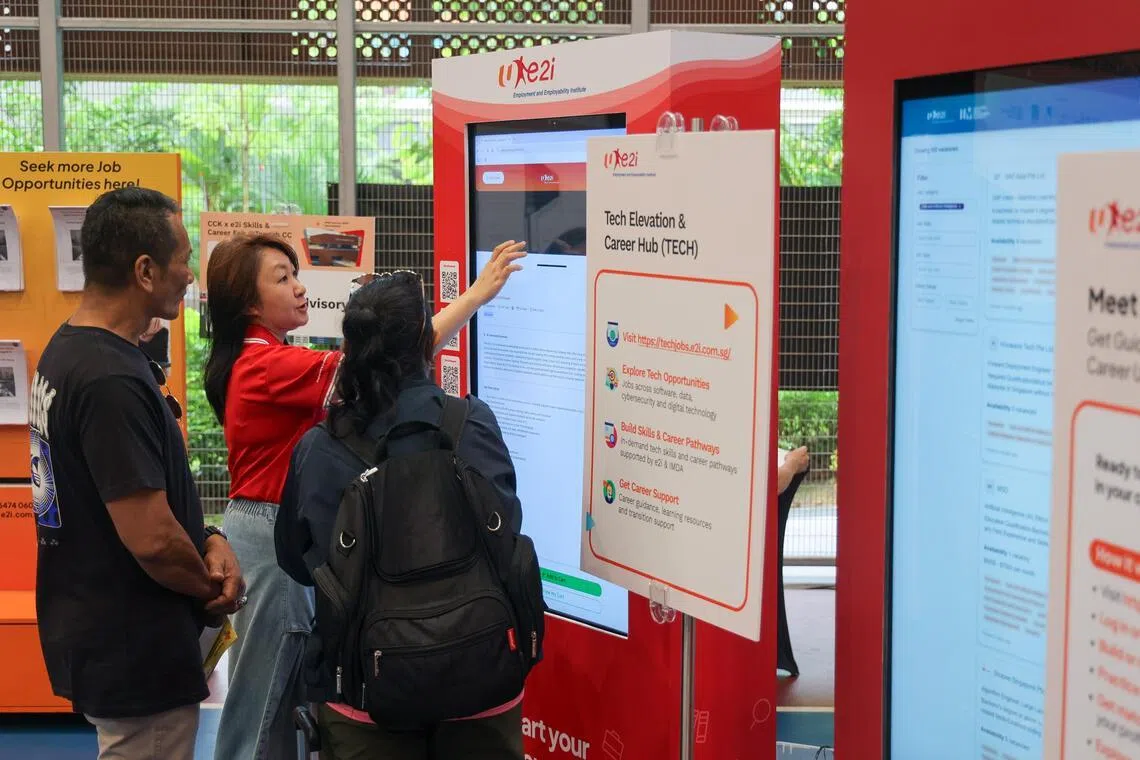 职总就业与职能培训中心（e2i）在登加民众俱乐部一楼办公室外，设置为期一个月的自助服务求职亭。（张俊杰摄）