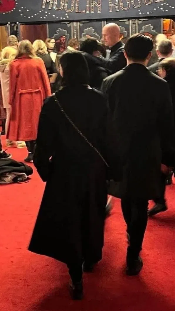 网民今年3月拍到张钧甯（左）和何汶利一前一后出入巴黎时装秀。（互联网）