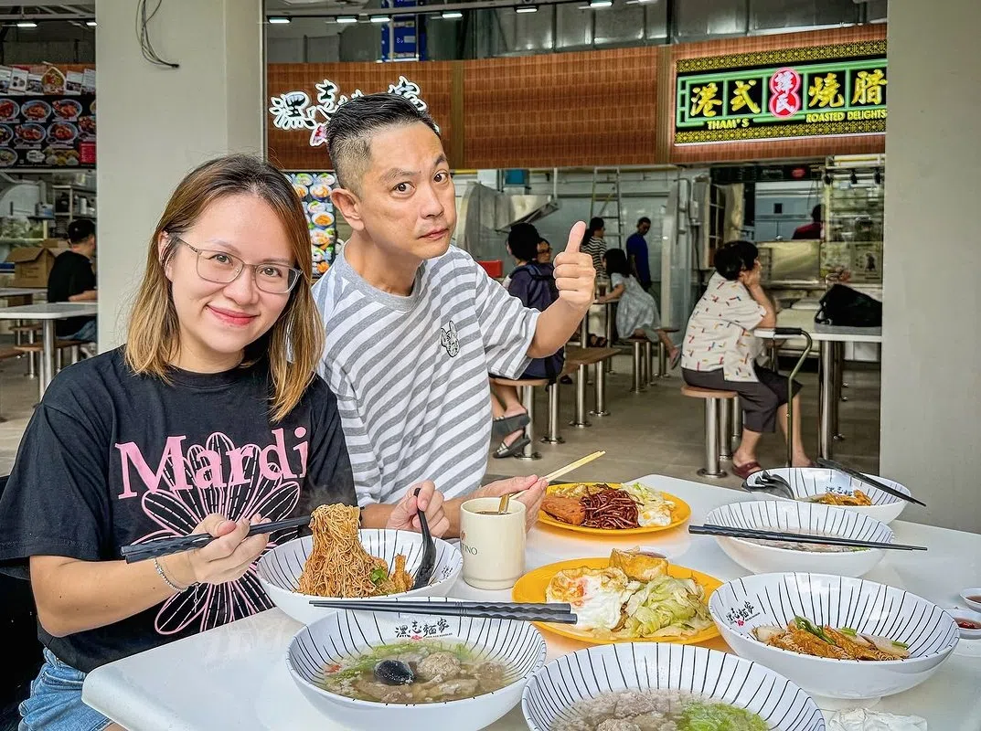 周初明（右）和美食博客Miss Tam Chiak负责咖啡店生意的宣传与行销。（取自周初明IG）