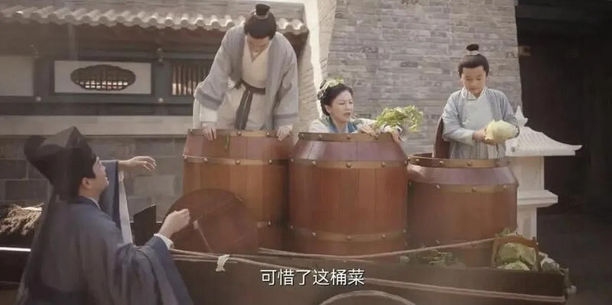 田曦薇饰演的李薇远嫁想家，父母和弟弟藏菜桶（图），悄悄去看她过得好不好。（互联网）