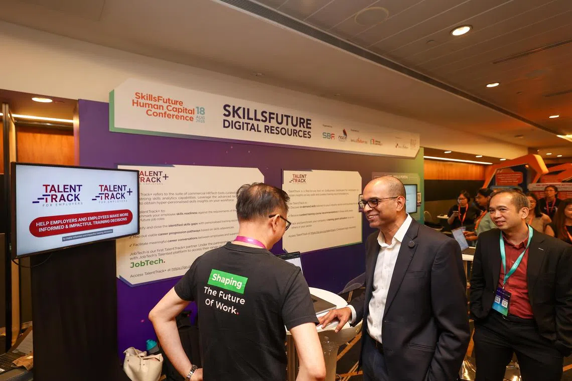 永续发展与环境部兼教育部高级政务部长普杰立医生（中），星期一走访技能创前程节活动。（白艳琳摄）