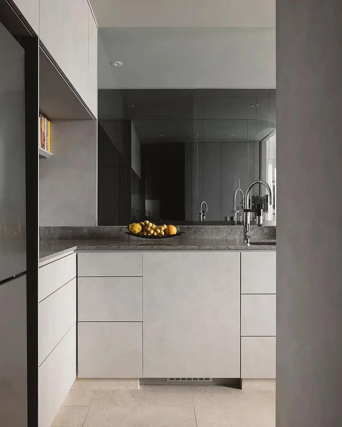 厨房浅灰色橱柜搭配深灰色料理台。（932设计事务所提供照片／Studio Periphery摄影）