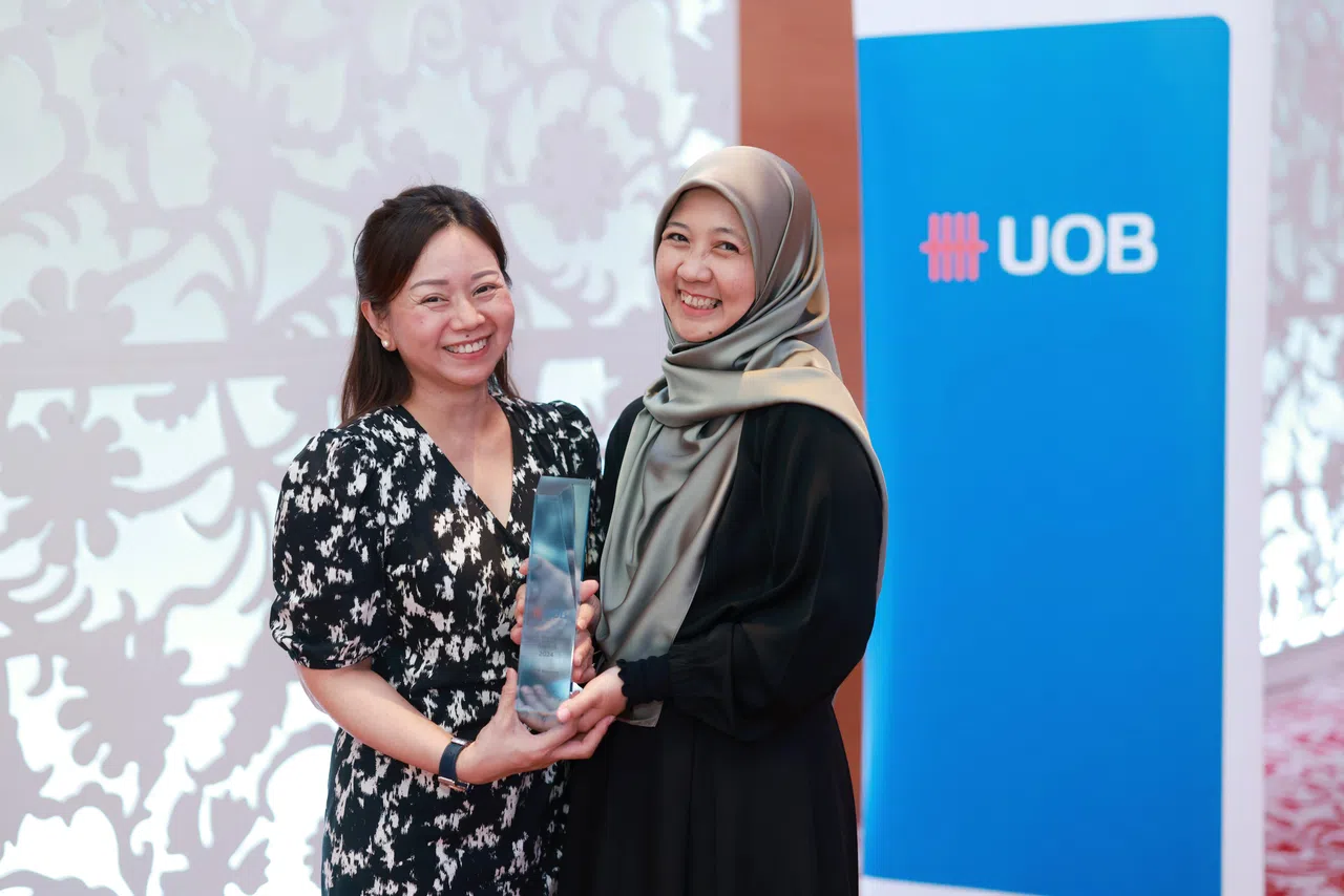 大华银行诺维娜分行副经理李毖颖（左）和服务助理苏纳蒂（Sunarti）阻止一起装修骗案，保住七旬老妇10万元的定期存款，获得表扬。（大华银行提供）