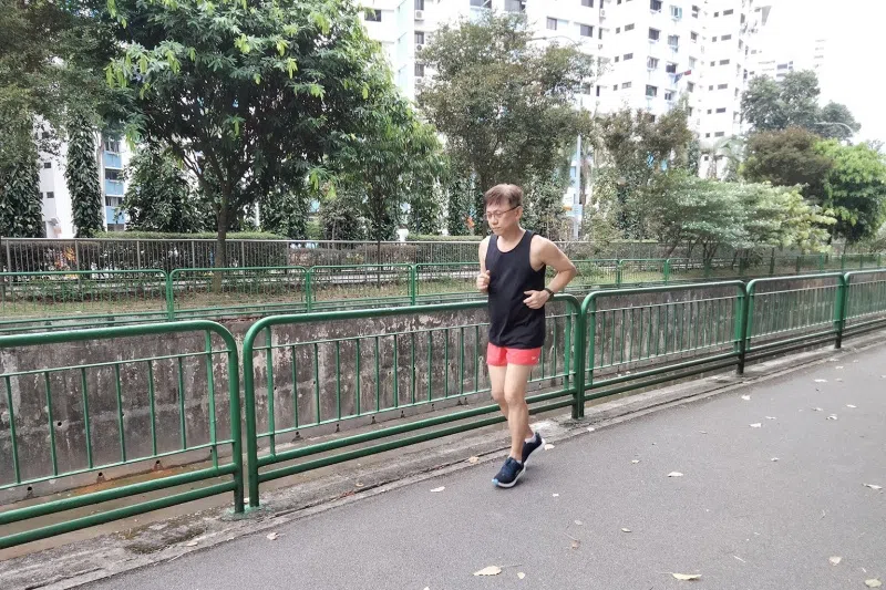 陈加木每周都会在住家附近的公园连道慢跑和做伸展运动，来疏压并保持健康的体魄。（图/仁慈宏茂桥疗养院提供）