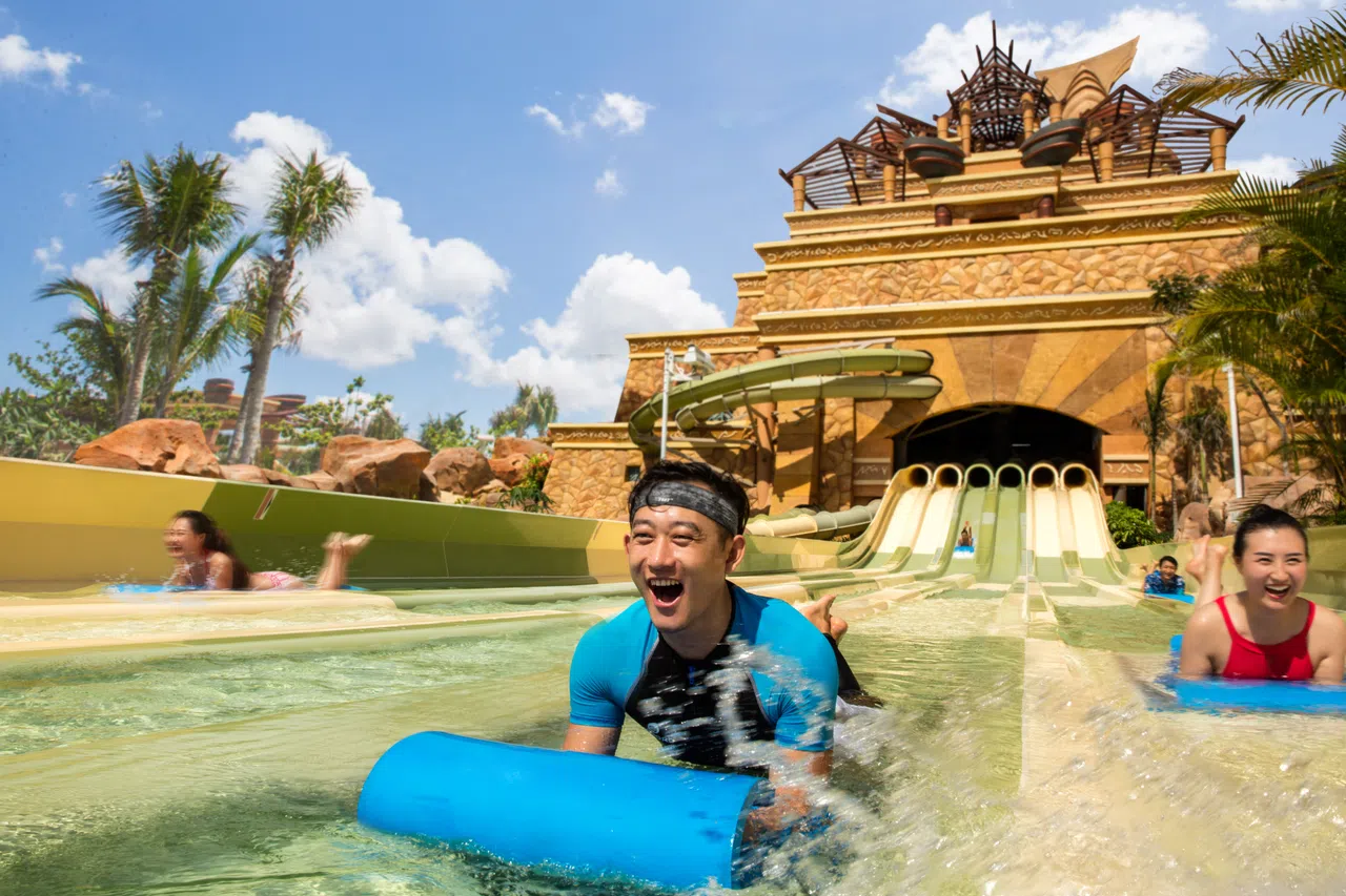 带着一家大小同游，不想跑太多行程？到乐园景区可玩上一两天，从早到晚都有设施与节目可玩与赏。（图/三亚市旅游发展局提供）