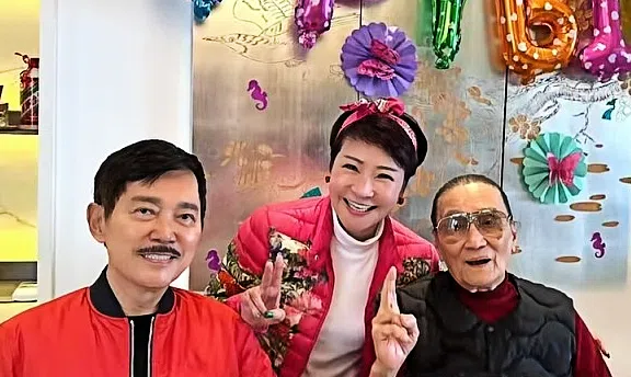寿星女拉姑（中）与老公胡须Kong（左）、谢贤合影。（互联网）