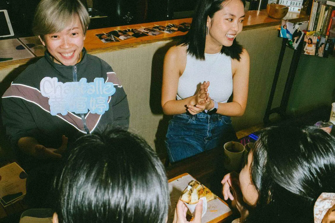 黄暄婷（右）曾在陈迪雅开设的咖啡馆办粉丝见面会。（受访者提供）