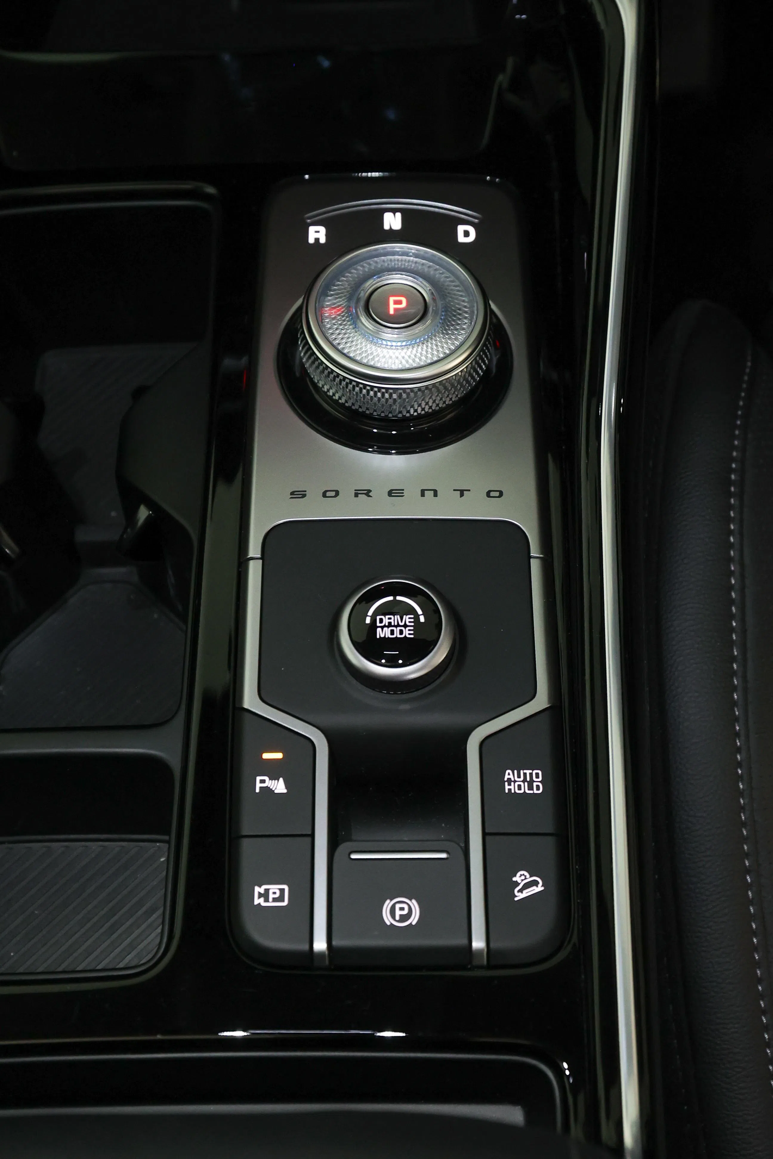 换挡和驾驶模式分别由上下两个旋钮控制。（唐家鸿摄）