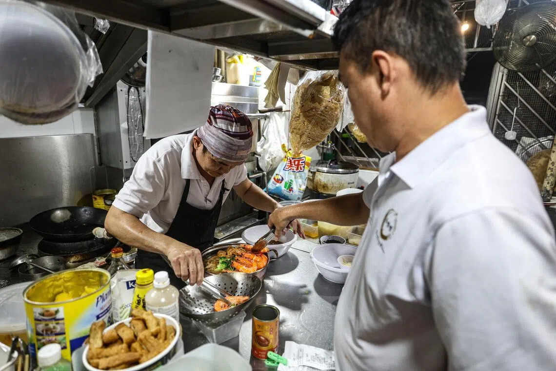 盆菜是许多华人过年不可或缺的佳肴，讲究食材丰盛，寓意福财满盆。（关俊威摄）
