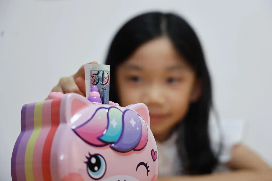 从小培养孩子如何正确的用钱存钱，是理财教育的第一步。（陈渊庄摄）