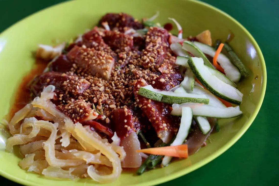 星洲沙爹米粉·鱿鱼蕹菜的鱿鱼蕹菜，香甜爽口。（龙国雄摄）