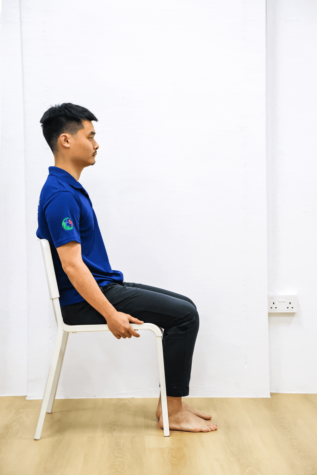 坐式膝部伸直，膝盖伸直后保持三至五秒，再恢复原来姿势。（陈斌勤摄）